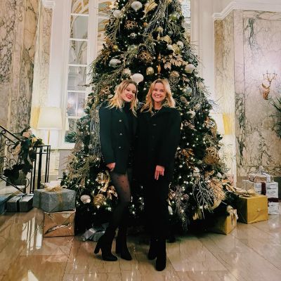 Reese Witherspoon and her mini-me Ava Phillippe took a picture in front of a Christmas tree.